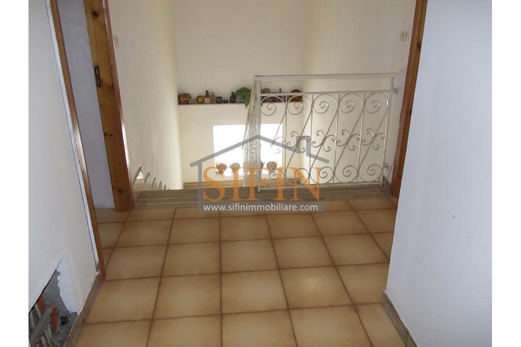 Casa con terreno - Grottaminarda (AV) proponiamo in vendita compendio immobiliare composto da: due fabbricati di cui il primo di mq. 200,00 ca. costruito negli anni '90 ed il secondo fabbricato di mq. 100,00 risalente al 1962.