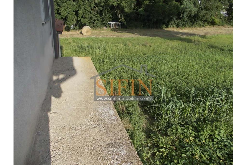 Casa con terreno - Grottaminarda (AV) proponiamo in vendita compendio immobiliare composto da: due fabbricati di cui il primo di mq. 200,00 ca. costruito negli anni '90 ed il secondo fabbricato di mq. 100,00 risalente al 1962.