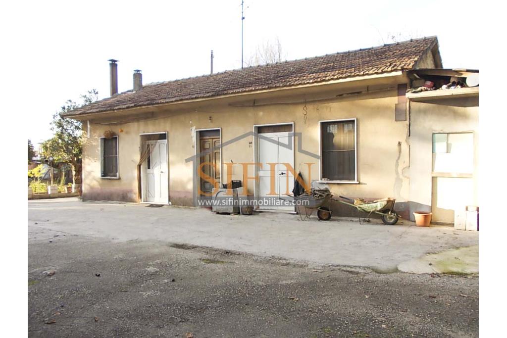 Casa con terreno - Grottaminarda (AV) proponiamo in vendita compendio immobiliare composto da: due fabbricati di cui il primo di mq. 200,00 ca. costruito negli anni '90 ed il secondo fabbricato di mq. 100,00 risalente al 1962.