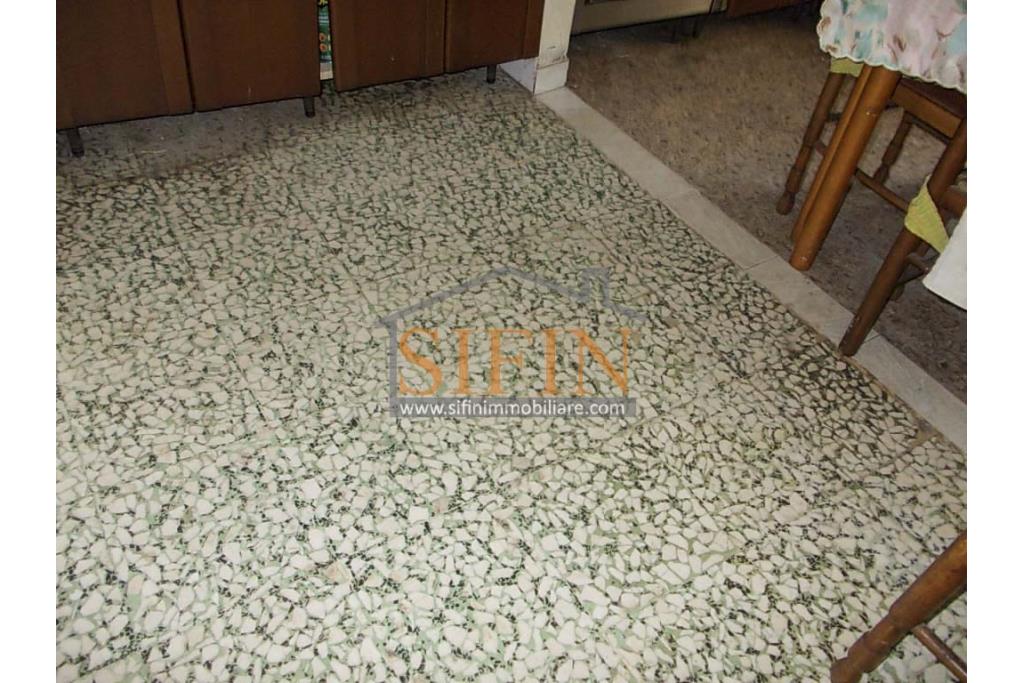 Casa con terreno - Grottaminarda (AV) proponiamo in vendita compendio immobiliare composto da: due fabbricati di cui il primo di mq. 200,00 ca. costruito negli anni '90 ed il secondo fabbricato di mq. 100,00 risalente al 1962.
