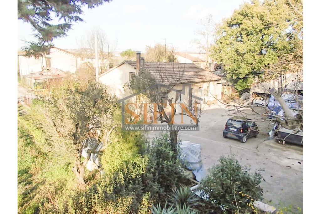 Casa con terreno - Grottaminarda (AV) proponiamo in vendita compendio immobiliare composto da: due fabbricati di cui il primo di mq. 200,00 ca. costruito negli anni '90 ed il secondo fabbricato di mq. 100,00 risalente al 1962.