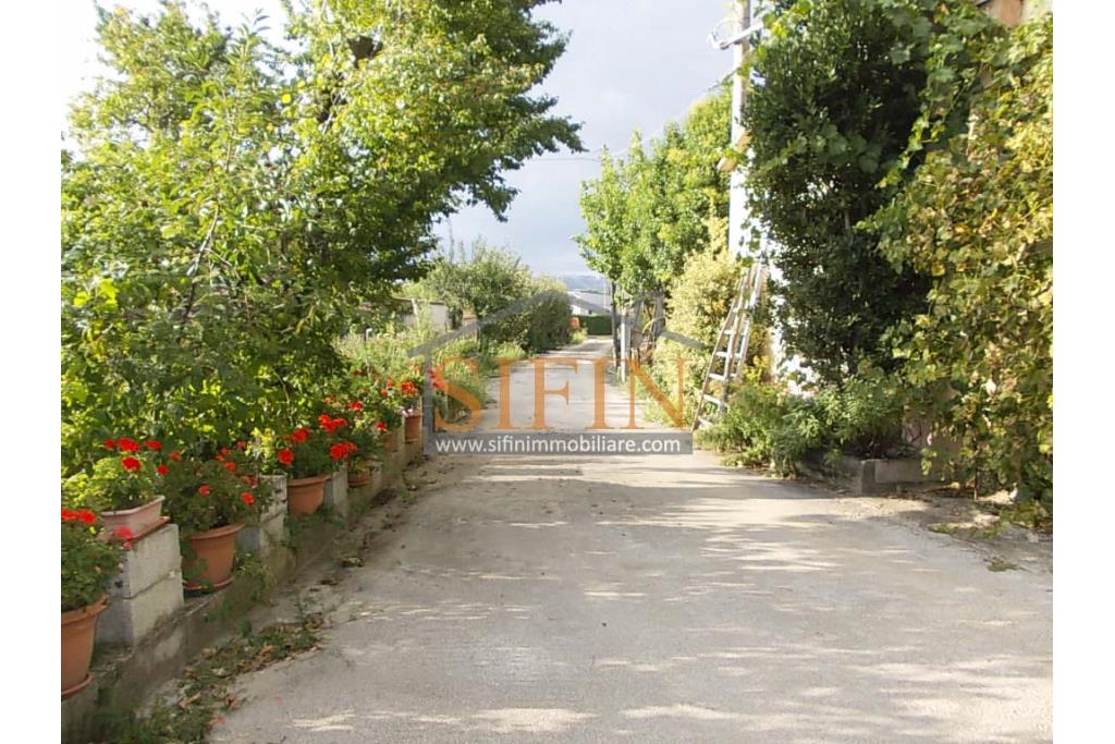 Casa con terreno - Grottaminarda (AV) proponiamo in vendita compendio immobiliare composto da: due fabbricati di cui il primo di mq. 200,00 ca. costruito negli anni '90 ed il secondo fabbricato di mq. 100,00 risalente al 1962.