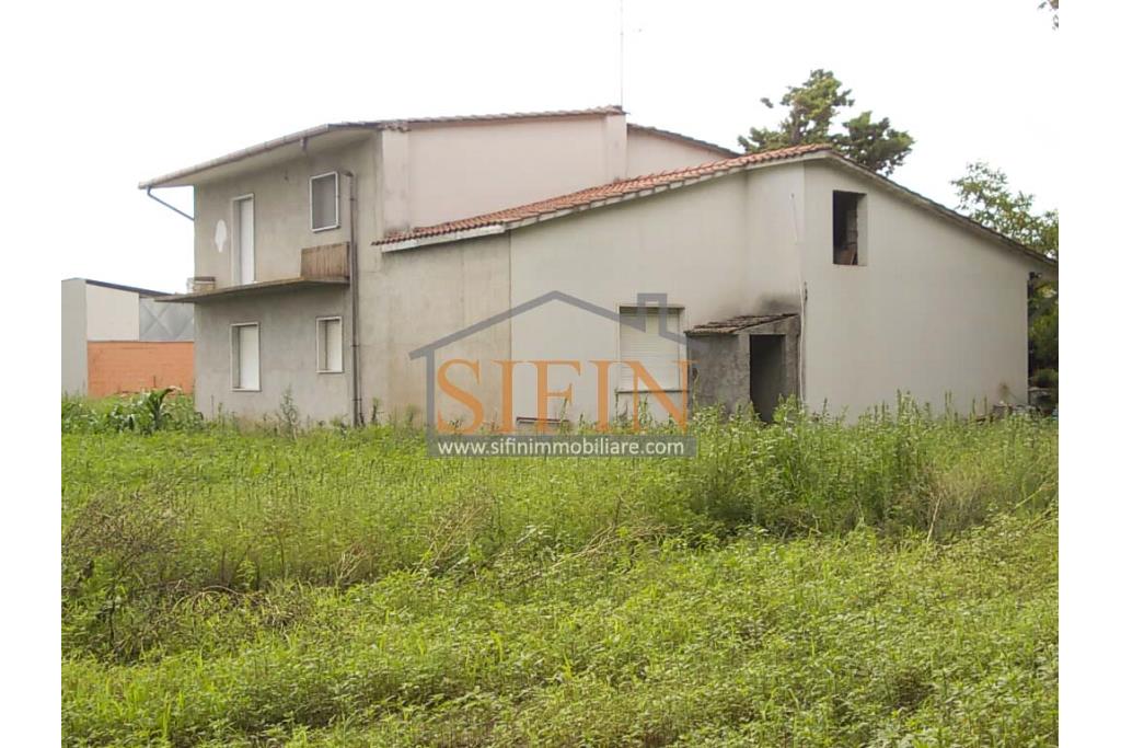 Casa con terreno - Grottaminarda (AV) proponiamo in vendita compendio immobiliare composto da: due fabbricati di cui il primo di mq. 200,00 ca. costruito negli anni '90 ed il secondo fabbricato di mq. 100,00 risalente al 1962.