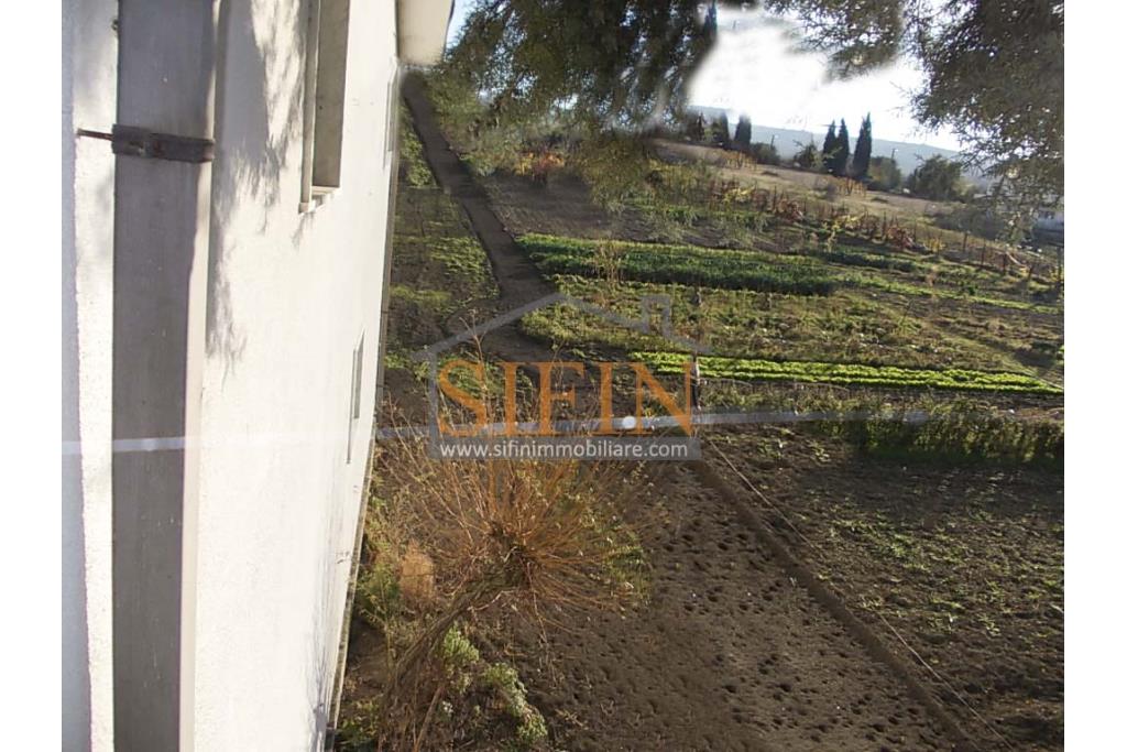 Casa con terreno - Grottaminarda (AV) proponiamo in vendita compendio immobiliare composto da: due fabbricati di cui il primo di mq. 200,00 ca. costruito negli anni '90 ed il secondo fabbricato di mq. 100,00 risalente al 1962.