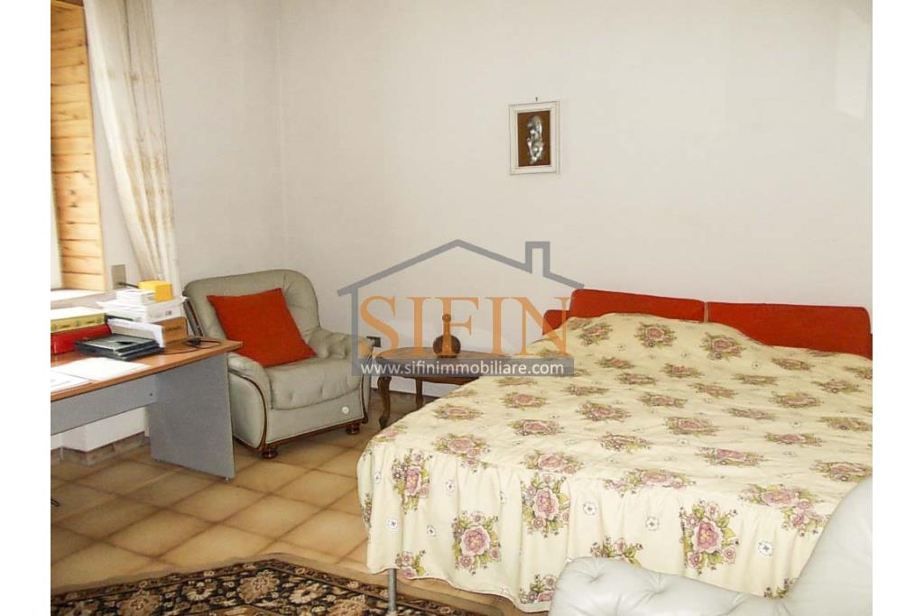 Casa con terreno - Grottaminarda (AV) proponiamo in vendita compendio immobiliare composto da: due fabbricati di cui il primo di mq. 200,00 ca. costruito negli anni '90 ed il secondo fabbricato di mq. 100,00 risalente al 1962.
