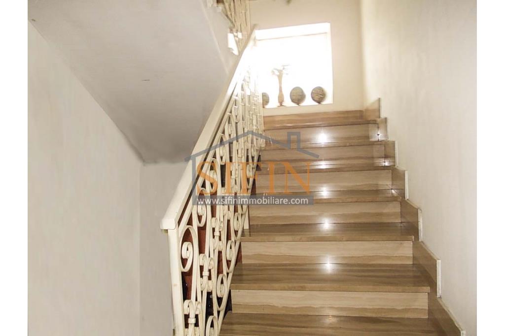 Casa con terreno - Grottaminarda (AV) proponiamo in vendita compendio immobiliare composto da: due fabbricati di cui il primo di mq. 200,00 ca. costruito negli anni '90 ed il secondo fabbricato di mq. 100,00 risalente al 1962.