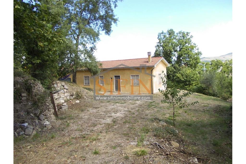 Casa con Terreno - San Sossio Baronia (AV), C/da Fabbricata, a soli 1,2km dal Piazza Mercato, proponiamo in vendita graziosa casetta di mq. 60,00 ca. oltre garage di mq. 25,00 ca. immersa nel verde e circondata da siepe di lauroceraso oltre a mq. 700,00 di giardino terrazzato ed ulteriori mq. 7.000,00 ca. di terreno