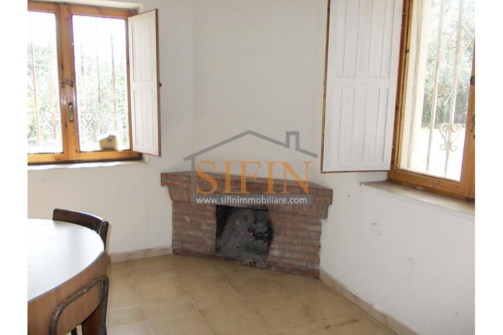 Casa con Terreno - San Sossio Baronia (AV), C/da Fabbricata, a soli 1,2km dal Piazza Mercato, proponiamo in vendita graziosa casetta di mq. 60,00 ca. oltre garage di mq. 25,00 ca. immersa nel verde e circondata da siepe di lauroceraso oltre a mq. 700,00 di giardino terrazzato ed ulteriori mq. 7.000,00 ca. di terreno