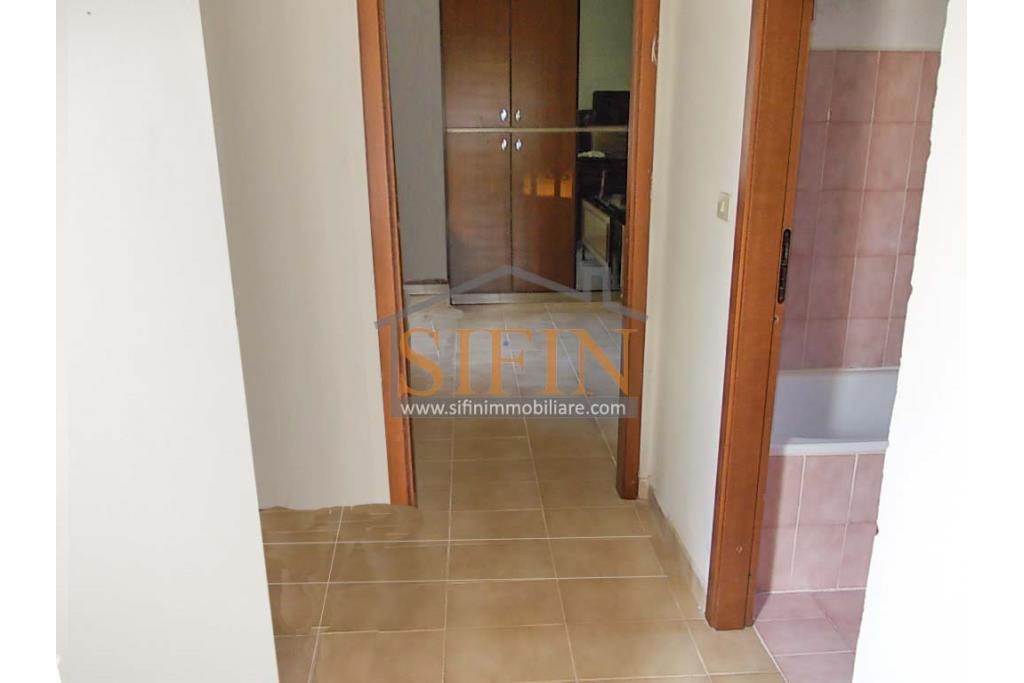 Casa con Terreno - San Sossio Baronia (AV), C/da Fabbricata, a soli 1,2km dal Piazza Mercato, proponiamo in vendita graziosa casetta di mq. 60,00 ca. oltre garage di mq. 25,00 ca. immersa nel verde e circondata da siepe di lauroceraso oltre a mq. 700,00 di giardino terrazzato ed ulteriori mq. 7.000,00 ca. di terreno