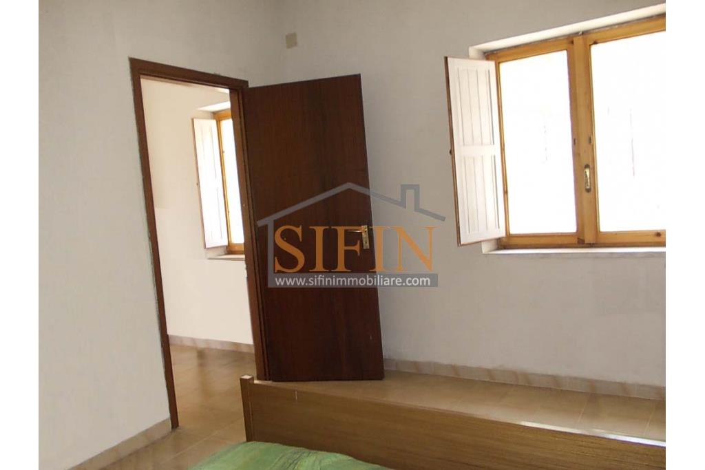 Casa con Terreno - San Sossio Baronia (AV), C/da Fabbricata, a soli 1,2km dal Piazza Mercato, proponiamo in vendita graziosa casetta di mq. 60,00 ca. oltre garage di mq. 25,00 ca. immersa nel verde e circondata da siepe di lauroceraso oltre a mq. 700,00 di giardino terrazzato ed ulteriori mq. 7.000,00 ca. di terreno