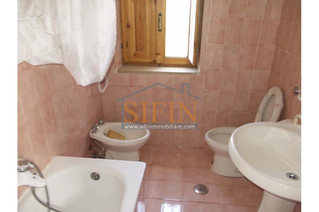 Casa con Terreno - San Sossio Baronia (AV), C/da Fabbricata, a soli 1,2km dal Piazza Mercato, proponiamo in vendita graziosa casetta di mq. 60,00 ca. oltre garage di mq. 25,00 ca. immersa nel verde e circondata da siepe di lauroceraso oltre a mq. 700,00 di giardino terrazzato ed ulteriori mq. 7.000,00 ca. di terreno