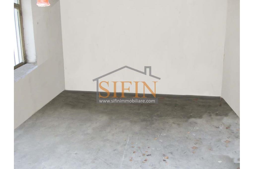Casa con Terreno - San Sossio Baronia (AV), C/da Fabbricata, a soli 1,2km dal Piazza Mercato, proponiamo in vendita graziosa casetta di mq. 60,00 ca. oltre garage di mq. 25,00 ca. immersa nel verde e circondata da siepe di lauroceraso oltre a mq. 700,00 di giardino terrazzato ed ulteriori mq. 7.000,00 ca. di terreno