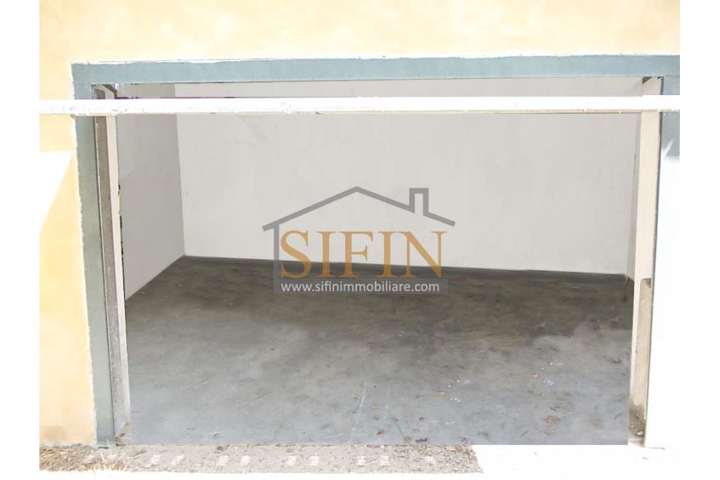 Casa con Terreno - San Sossio Baronia (AV), C/da Fabbricata, a soli 1,2km dal Piazza Mercato, proponiamo in vendita graziosa casetta di mq. 60,00 ca. oltre garage di mq. 25,00 ca. immersa nel verde e circondata da siepe di lauroceraso oltre a mq. 700,00 di giardino terrazzato ed ulteriori mq. 7.000,00 ca. di terreno