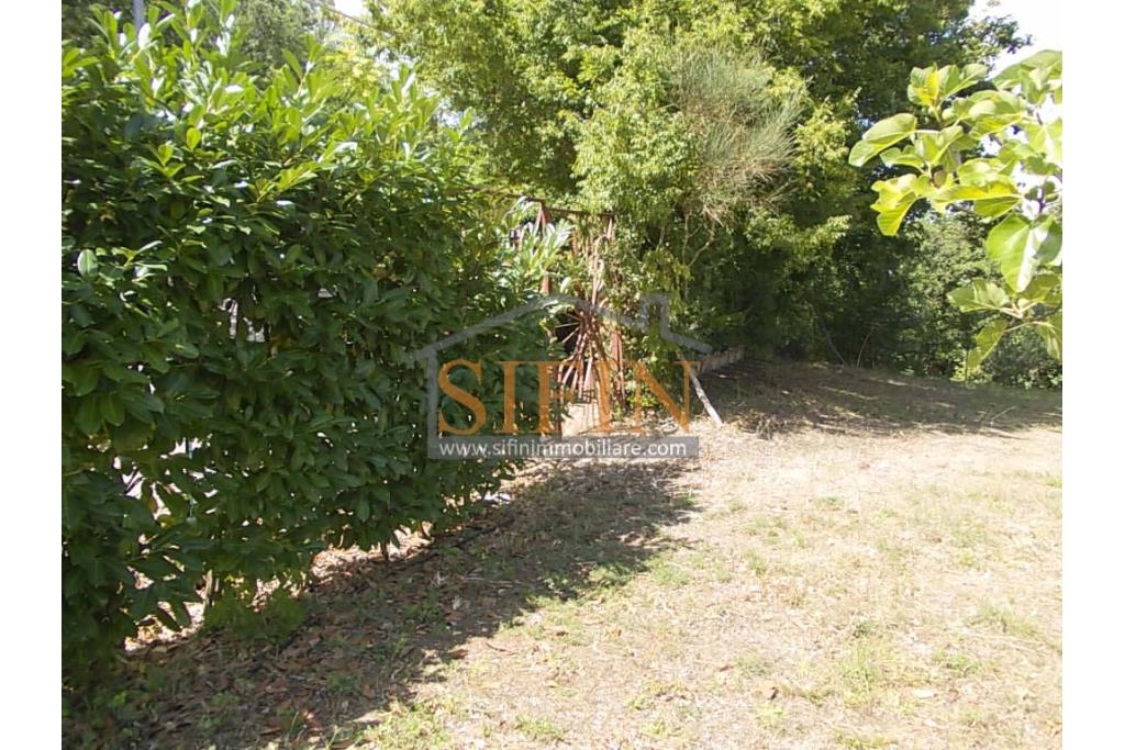 Casa con Terreno - San Sossio Baronia (AV), C/da Fabbricata, a soli 1,2km dal Piazza Mercato, proponiamo in vendita graziosa casetta di mq. 60,00 ca. oltre garage di mq. 25,00 ca. immersa nel verde e circondata da siepe di lauroceraso oltre a mq. 700,00 di giardino terrazzato ed ulteriori mq. 7.000,00 ca. di terreno