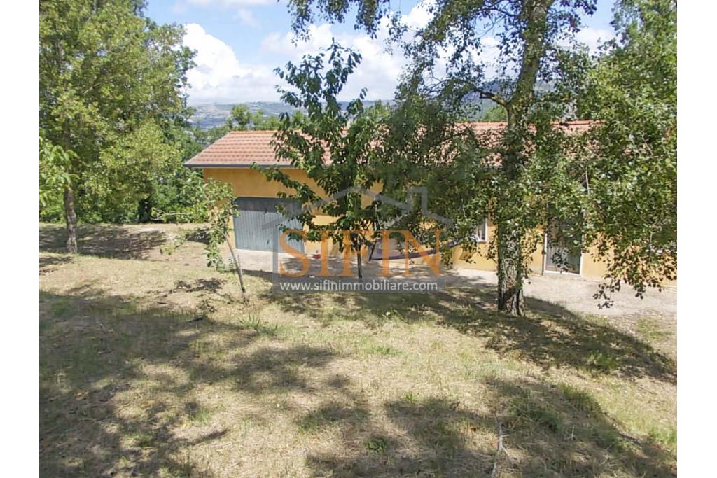 Casa con Terreno - San Sossio Baronia (AV), C/da Fabbricata, a soli 1,2km dal Piazza Mercato, proponiamo in vendita graziosa casetta di mq. 60,00 ca. oltre garage di mq. 25,00 ca. immersa nel verde e circondata da siepe di lauroceraso oltre a mq. 700,00 di giardino terrazzato ed ulteriori mq. 7.000,00 ca. di terreno