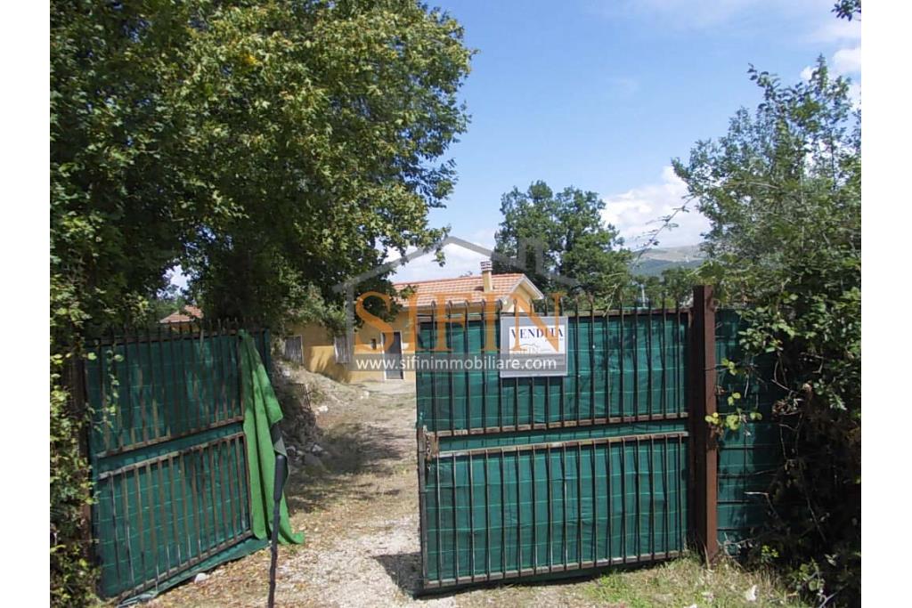 Casa con Terreno - San Sossio Baronia (AV), C/da Fabbricata, a soli 1,2km dal Piazza Mercato, proponiamo in vendita graziosa casetta di mq. 60,00 ca. oltre garage di mq. 25,00 ca. immersa nel verde e circondata da siepe di lauroceraso oltre a mq. 700,00 di giardino terrazzato ed ulteriori mq. 7.000,00 ca. di terreno
