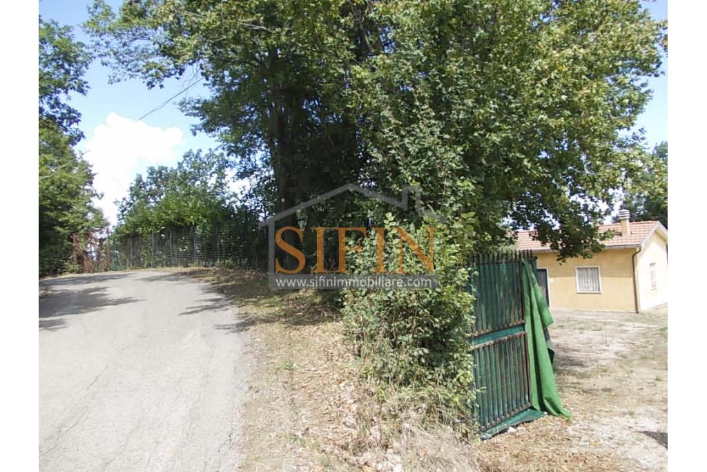 Casa con Terreno - San Sossio Baronia (AV), C/da Fabbricata, a soli 1,2km dal Piazza Mercato, proponiamo in vendita graziosa casetta di mq. 60,00 ca. oltre garage di mq. 25,00 ca. immersa nel verde e circondata da siepe di lauroceraso oltre a mq. 700,00 di giardino terrazzato ed ulteriori mq. 7.000,00 ca. di terreno