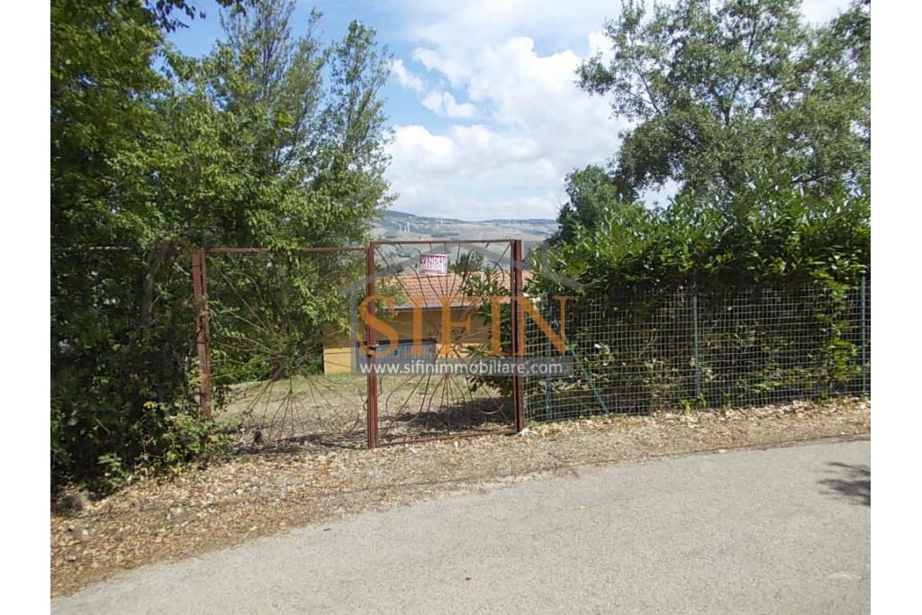 Casa con Terreno - San Sossio Baronia (AV), C/da Fabbricata, a soli 1,2km dal Piazza Mercato, proponiamo in vendita graziosa casetta di mq. 60,00 ca. oltre garage di mq. 25,00 ca. immersa nel verde e circondata da siepe di lauroceraso oltre a mq. 700,00 di giardino terrazzato ed ulteriori mq. 7.000,00 ca. di terreno
