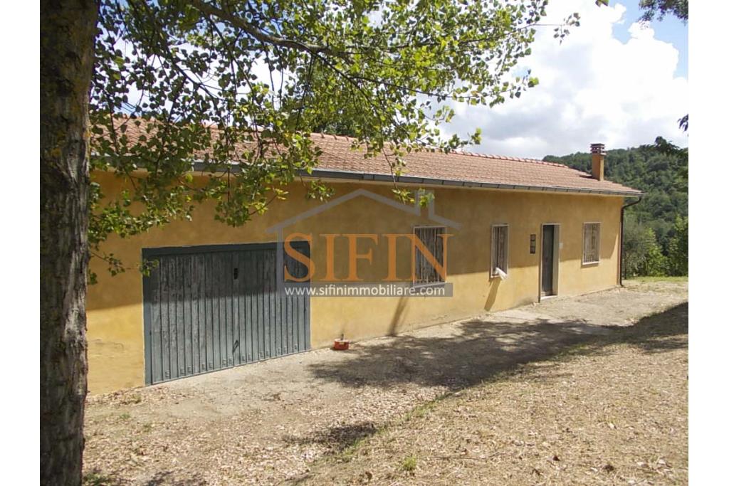 Casa con Terreno - San Sossio Baronia (AV), C/da Fabbricata, a soli 1,2km dal Piazza Mercato, proponiamo in vendita graziosa casetta di mq. 60,00 ca. oltre garage di mq. 25,00 ca. immersa nel verde e circondata da siepe di lauroceraso oltre a mq. 700,00 di giardino terrazzato ed ulteriori mq. 7.000,00 ca. di terreno
