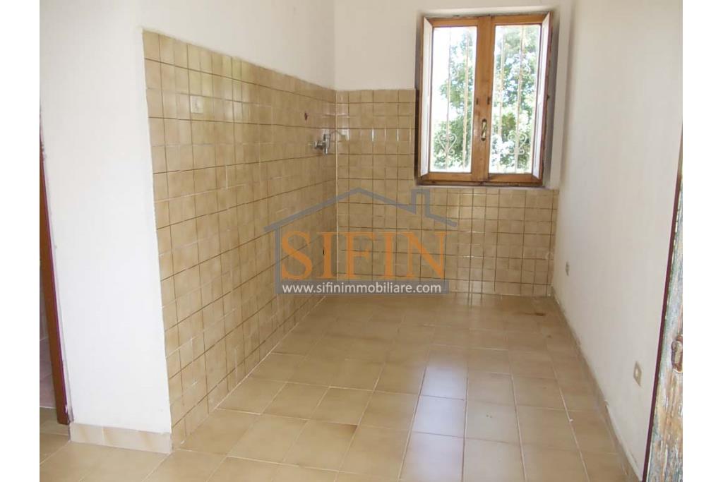 Casa con Terreno - San Sossio Baronia (AV), C/da Fabbricata, a soli 1,2km dal Piazza Mercato, proponiamo in vendita graziosa casetta di mq. 60,00 ca. oltre garage di mq. 25,00 ca. immersa nel verde e circondata da siepe di lauroceraso oltre a mq. 700,00 di giardino terrazzato ed ulteriori mq. 7.000,00 ca. di terreno