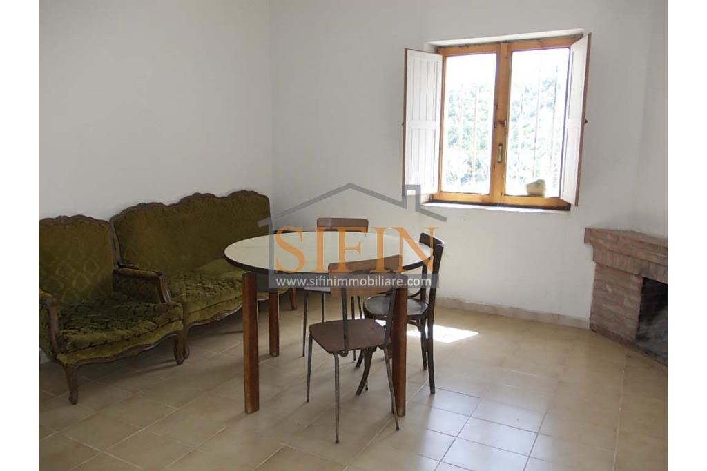 Casa con Terreno - San Sossio Baronia (AV), C/da Fabbricata, a soli 1,2km dal Piazza Mercato, proponiamo in vendita graziosa casetta di mq. 60,00 ca. oltre garage di mq. 25,00 ca. immersa nel verde e circondata da siepe di lauroceraso oltre a mq. 700,00 di giardino terrazzato ed ulteriori mq. 7.000,00 ca. di terreno