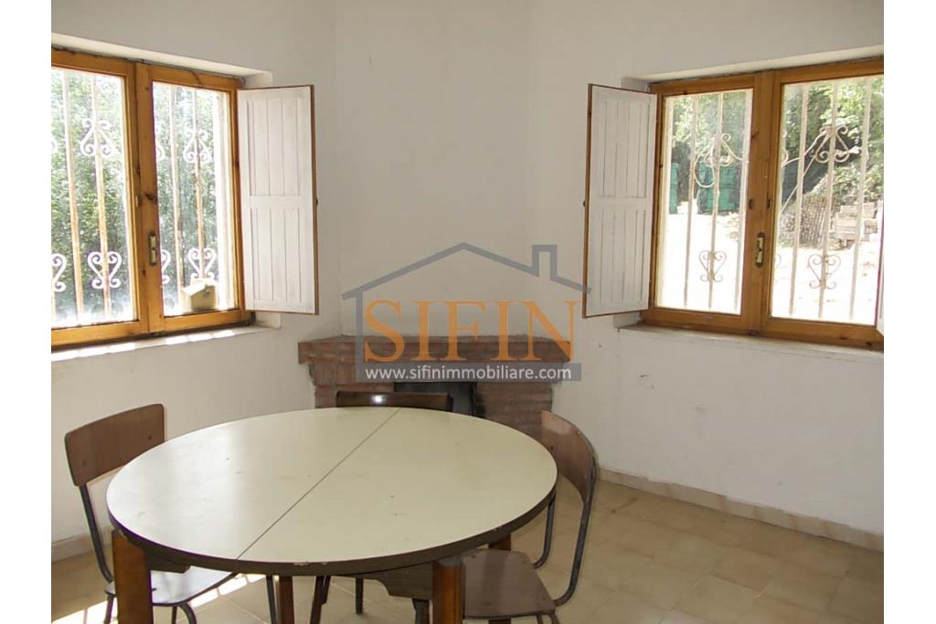 Casa con Terreno - San Sossio Baronia (AV), C/da Fabbricata, a soli 1,2km dal Piazza Mercato, proponiamo in vendita graziosa casetta di mq. 60,00 ca. oltre garage di mq. 25,00 ca. immersa nel verde e circondata da siepe di lauroceraso oltre a mq. 700,00 di giardino terrazzato ed ulteriori mq. 7.000,00 ca. di terreno