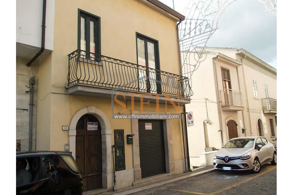 Casa con Giardino - Fontanarosa proponiamo in vendita casa indipendente di complessivi mq. 125,00 ca. oltre a mq. 20,00ca. di giardino.