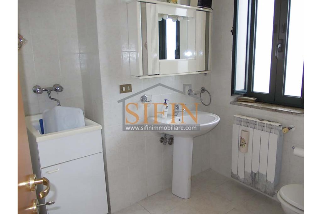 Casa con Giardino - Fontanarosa proponiamo in vendita casa indipendente di complessivi mq. 125,00 ca. oltre a mq. 20,00ca. di giardino.