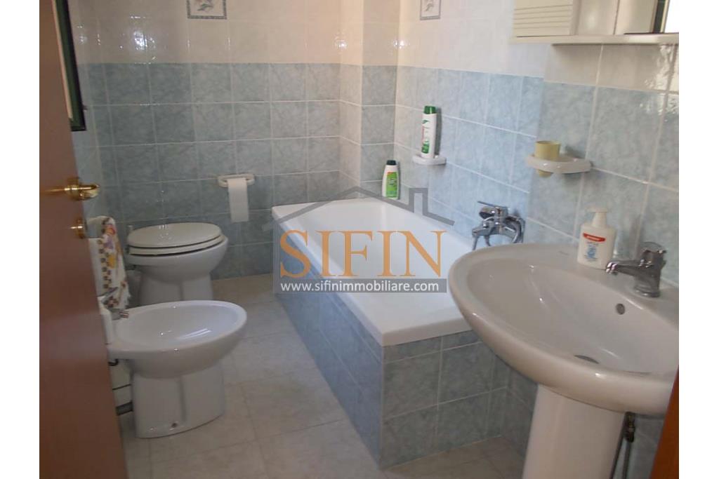 Casa con Giardino - Fontanarosa proponiamo in vendita casa indipendente di complessivi mq. 125,00 ca. oltre a mq. 20,00ca. di giardino.