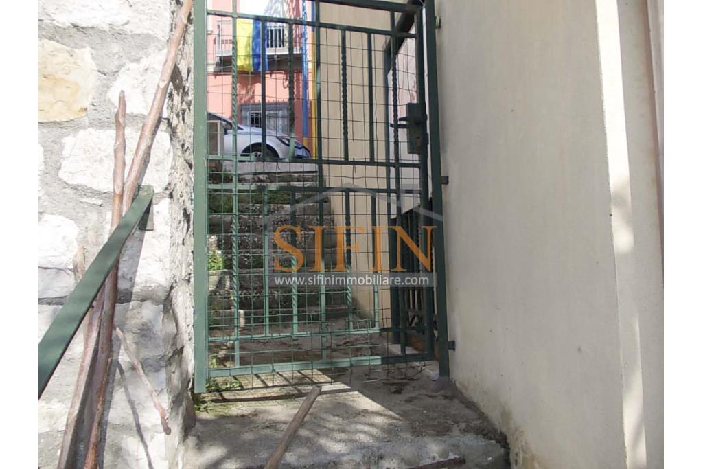 Casa con Giardino - Fontanarosa proponiamo in vendita casa indipendente di complessivi mq. 125,00 ca. oltre a mq. 20,00ca. di giardino.