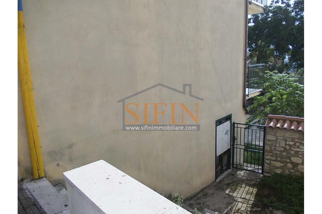 Casa con Giardino - Fontanarosa proponiamo in vendita casa indipendente di complessivi mq. 125,00 ca. oltre a mq. 20,00ca. di giardino.