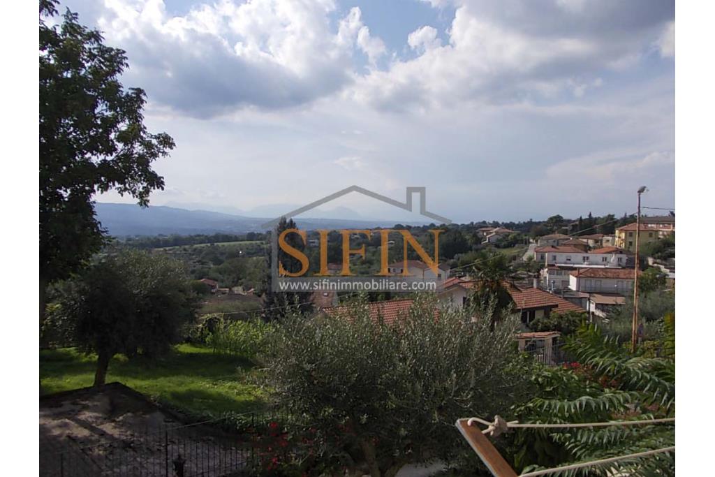 Casa con Giardino - Fontanarosa proponiamo in vendita casa indipendente di complessivi mq. 125,00 ca. oltre a mq. 20,00ca. di giardino.