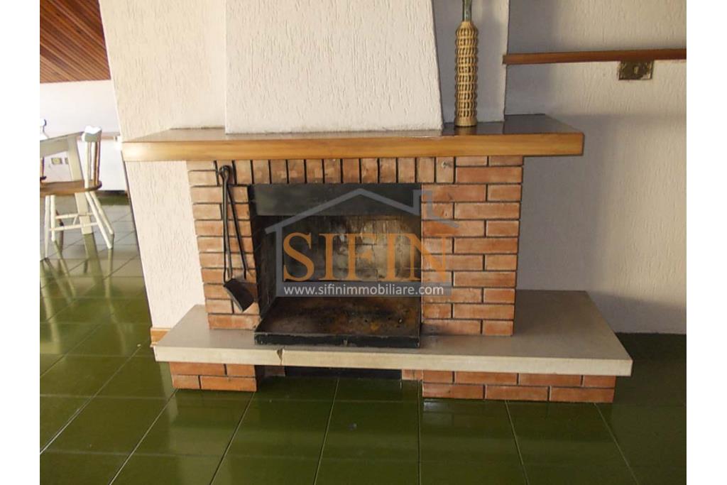 Mansarda via Monaca - Fontanarosa, in via Monaca, proponiamo in vendita graziosa mansarda che richiama come stile le baite di montagna, di mq. 55,00 ca. 