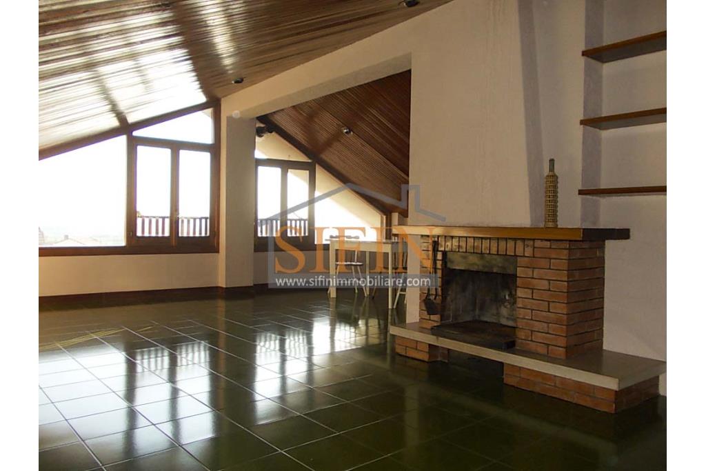 Mansarda via Monaca - Fontanarosa, in via Monaca, proponiamo in vendita graziosa mansarda che richiama come stile le baite di montagna, di mq. 55,00 ca. 