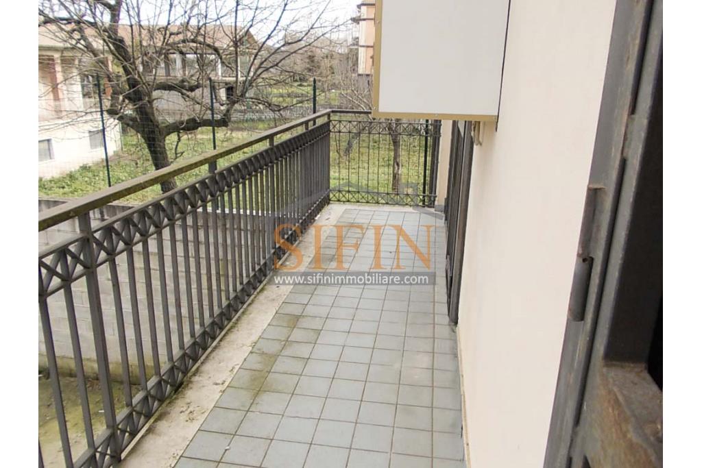 Locale Commerciale  - Passo di Mirabella Eclano, sulla centralissima via nazionale, proponiamo in vendita locale commerciale di complessivi mq. 295,00 