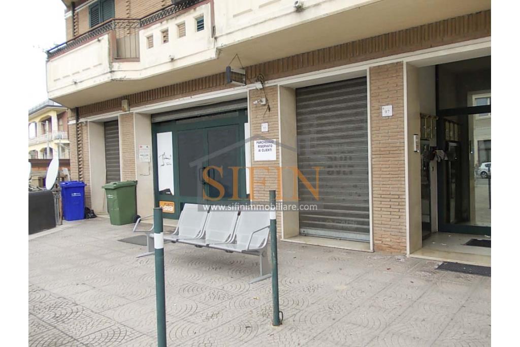Locale Commerciale  - Passo di Mirabella Eclano, sulla centralissima via nazionale, proponiamo in vendita locale commerciale di complessivi mq. 295,00 