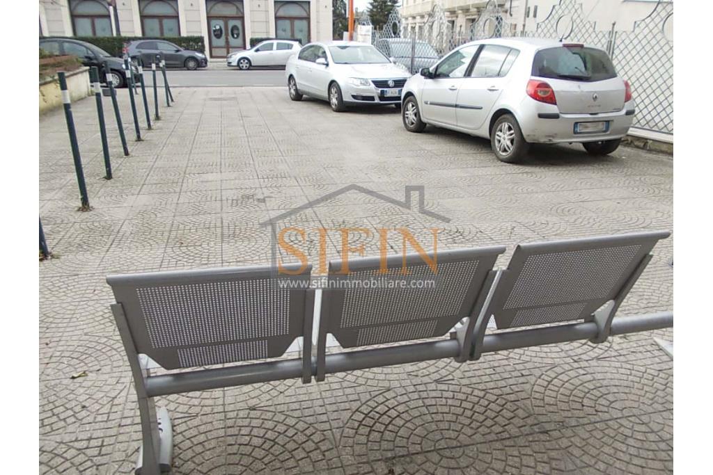 Locale Commerciale  - Passo di Mirabella Eclano, sulla centralissima via nazionale, proponiamo in vendita locale commerciale di complessivi mq. 295,00 