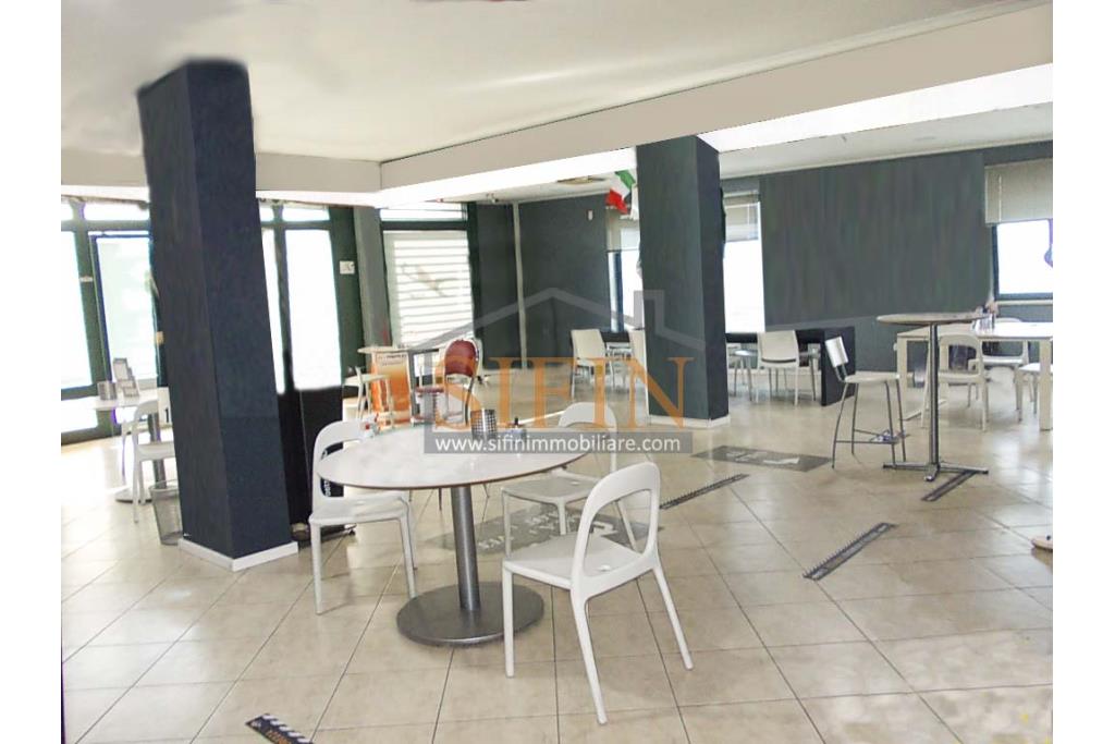 Locale Commerciale  - Passo di Mirabella Eclano, sulla centralissima via nazionale, proponiamo in vendita locale commerciale di complessivi mq. 295,00 