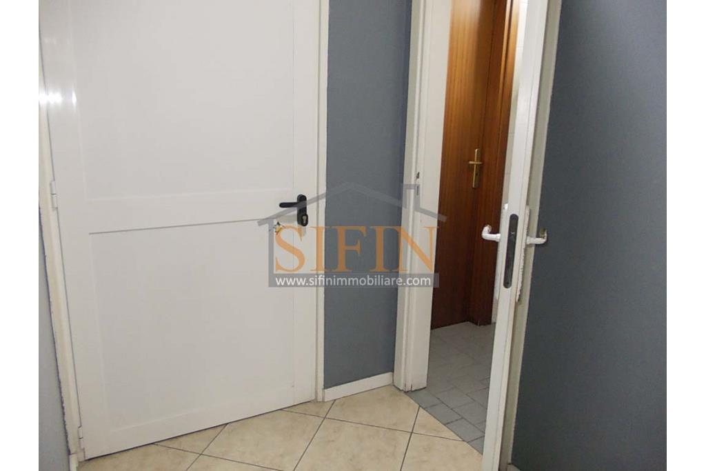 Locale Commerciale  - Passo di Mirabella Eclano, sulla centralissima via nazionale, proponiamo in vendita locale commerciale di complessivi mq. 295,00 
