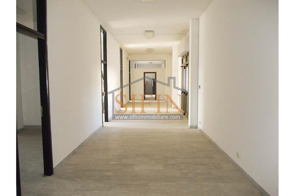 Ufficio mq. 400,00 - Grottaminarda, in zona centrale, via Condotto, proponiamo in locazione ufficio di complessivi mq. 400,00 composto da 8 ampie stanze con ampio disimpegno,
