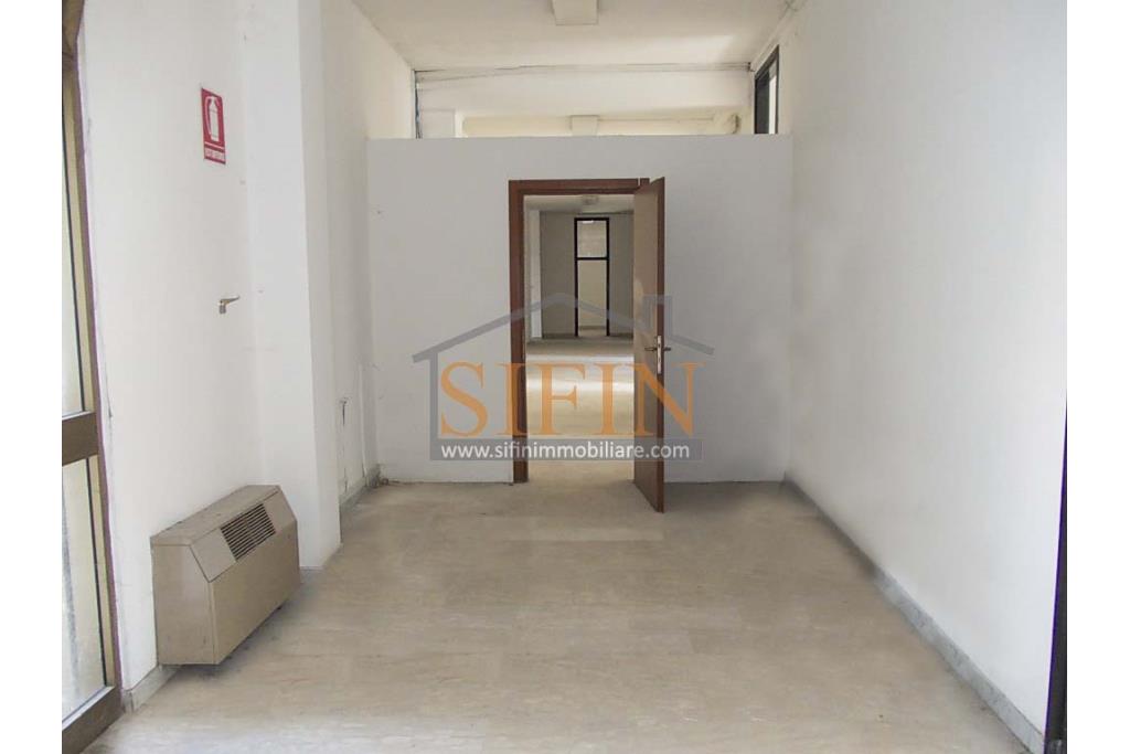 Ufficio mq. 400,00 - Grottaminarda, in zona centrale, via Condotto, proponiamo in locazione ufficio di complessivi mq. 400,00 composto da 8 ampie stanze con ampio disimpegno,