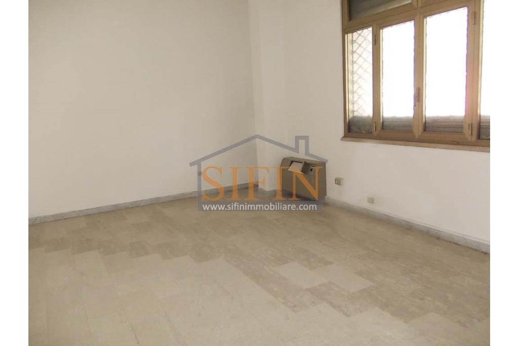 Ufficio mq. 400,00 - Grottaminarda, in zona centrale, via Condotto, proponiamo in locazione ufficio di complessivi mq. 400,00 composto da 8 ampie stanze con ampio disimpegno,