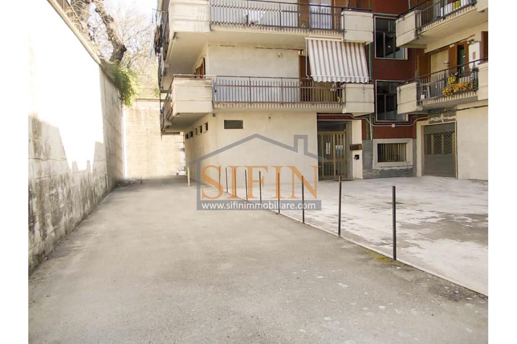 Ufficio mq. 400,00 - Grottaminarda, in zona centrale, via Condotto, proponiamo in locazione ufficio di complessivi mq. 400,00 composto da 8 ampie stanze con ampio disimpegno,