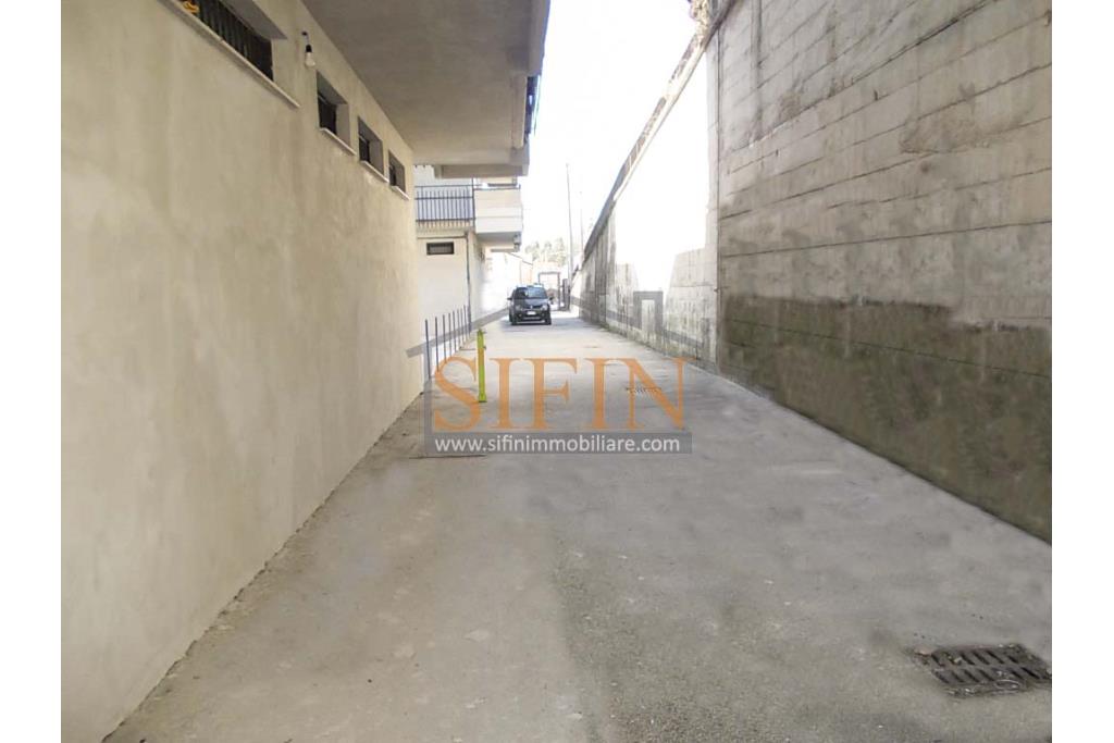 Ufficio mq. 400,00 - Grottaminarda, in zona centrale, via Condotto, proponiamo in locazione ufficio di complessivi mq. 400,00 composto da 8 ampie stanze con ampio disimpegno,