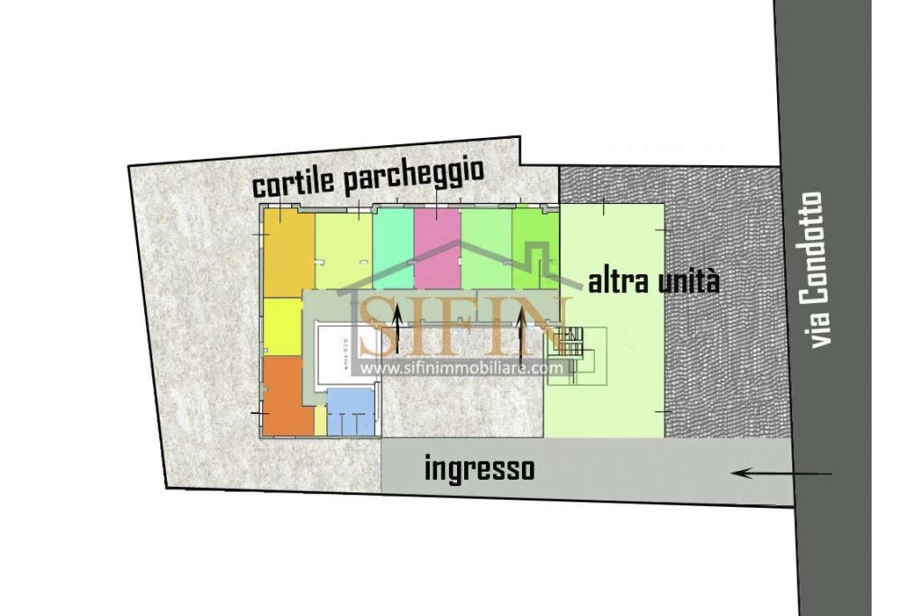 Ufficio mq. 400,00 - Grottaminarda, in zona centrale, via Condotto, proponiamo in locazione ufficio di complessivi mq. 400,00 composto da 8 ampie stanze con ampio disimpegno,