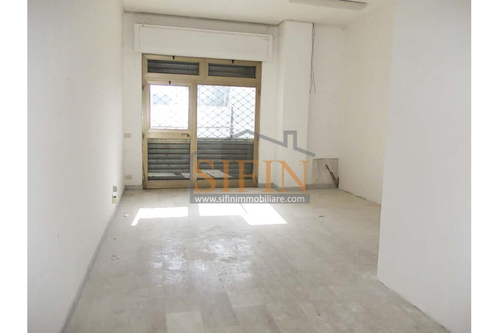 Ufficio mq. 400,00 - Grottaminarda, in zona centrale, via Condotto, proponiamo in locazione ufficio di complessivi mq. 400,00 composto da 8 ampie stanze con ampio disimpegno,