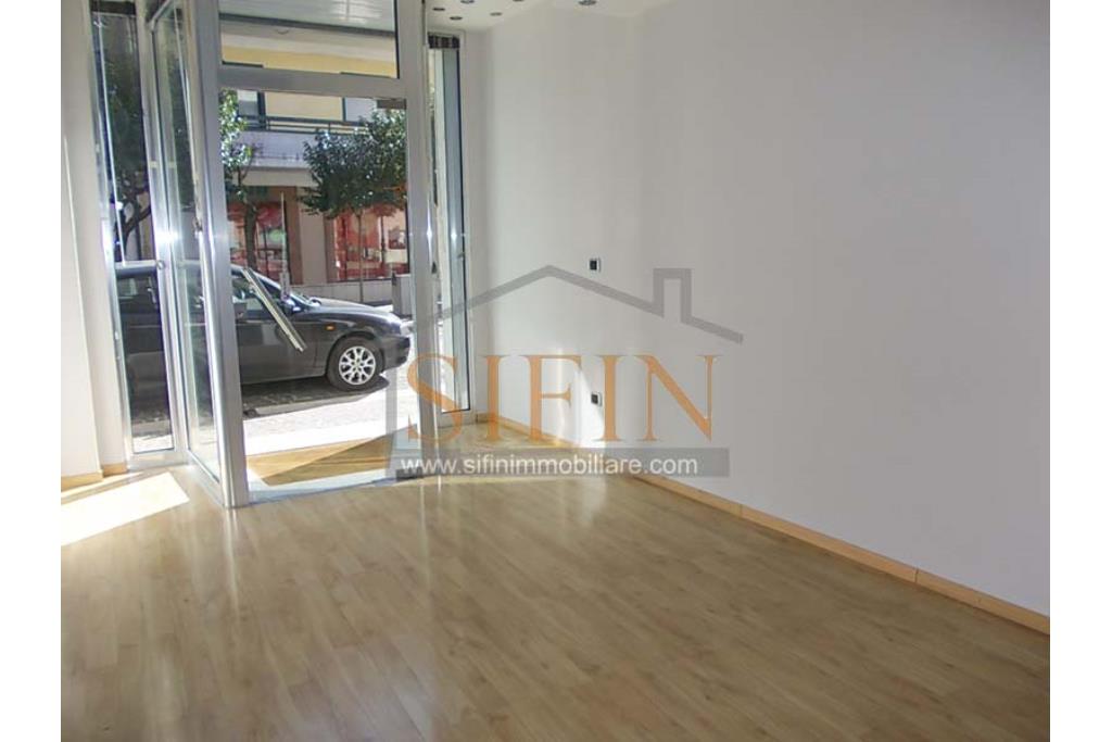 Locale Commerciale - Grottaminarda (AV) in zona centralissima, Corso Vittorio Veneto, adiacente piazza XVI marzo, proponiamo in locazione locale commerciale di complessivi mq. 35,00