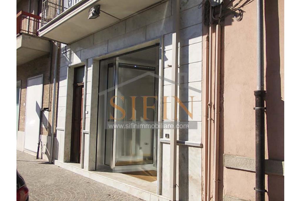 Locale Commerciale - Grottaminarda (AV) in zona centralissima, Corso Vittorio Veneto, adiacente piazza XVI marzo, proponiamo in locazione locale commerciale di complessivi mq. 35,00