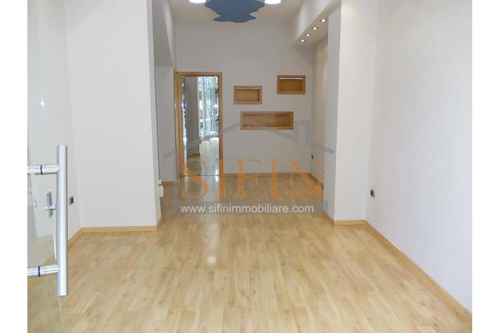 Locale Commerciale - Grottaminarda (AV) in zona centralissima, Corso Vittorio Veneto, adiacente piazza XVI marzo, proponiamo in locazione locale commerciale di complessivi mq. 35,00