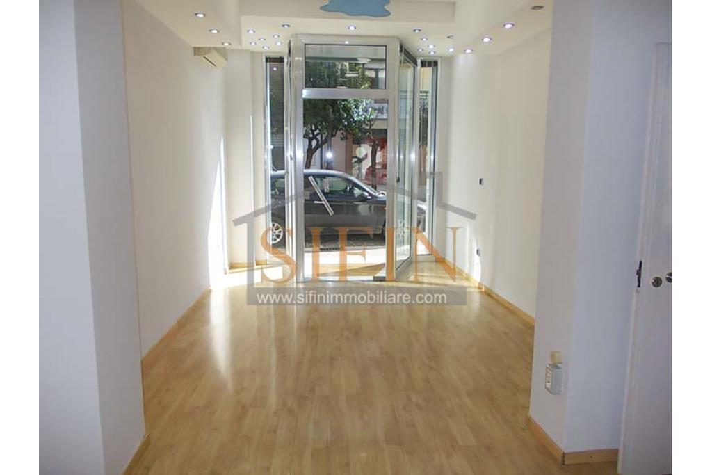 Locale Commerciale - Grottaminarda (AV) in zona centralissima, Corso Vittorio Veneto, adiacente piazza XVI marzo, proponiamo in locazione locale commerciale di complessivi mq. 35,00